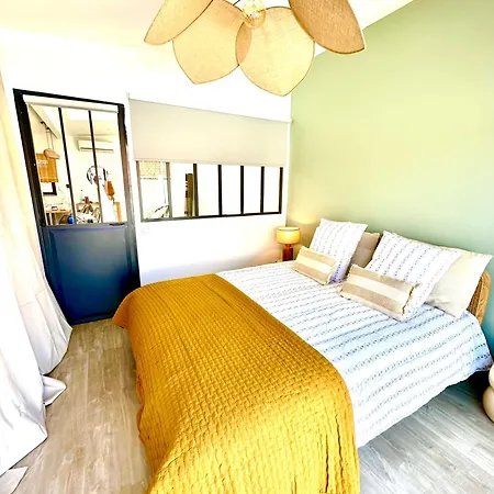 Hébergement de vacances Charmante Maison à 150 M De La *